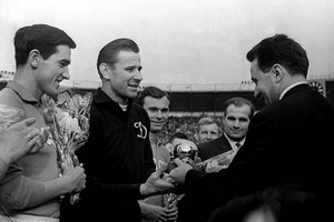 Lev Yachine reçoit son Ballon d'Or en 1963