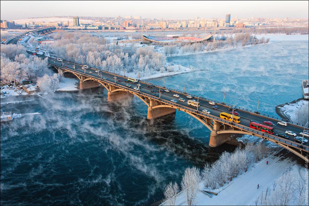 La rivière Yenisey gelée en hiver