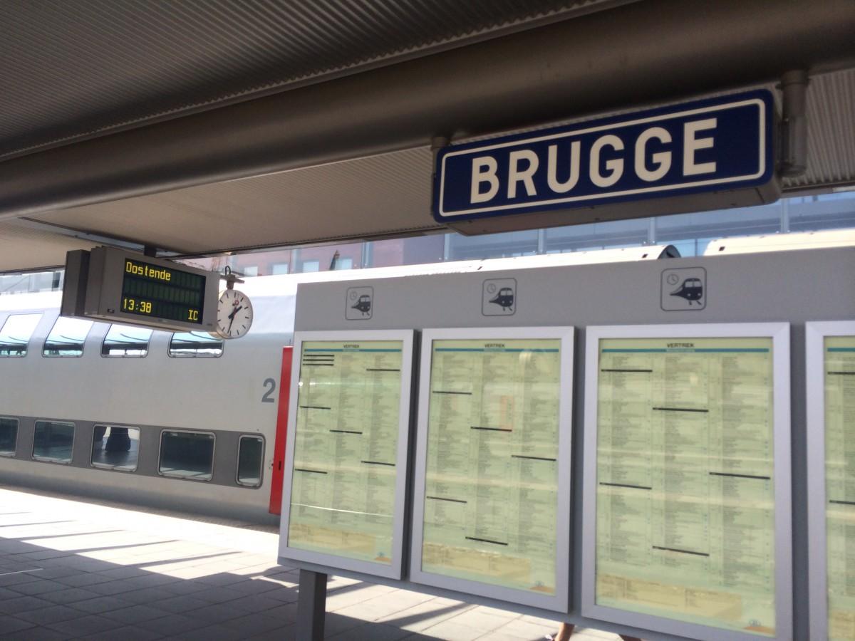 Arrivée en gare de Bruges sous le soleil