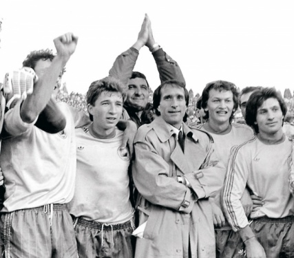 Valentin Ceaușescu et ses joueurs, notamment Dan Petrescu (à gauche).