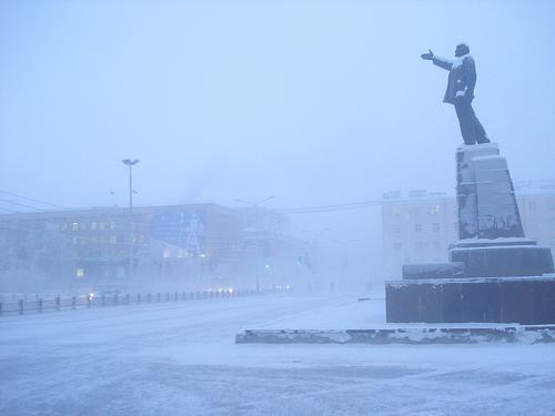 Le brouillard glacial de Yakutsk entoure Lénine