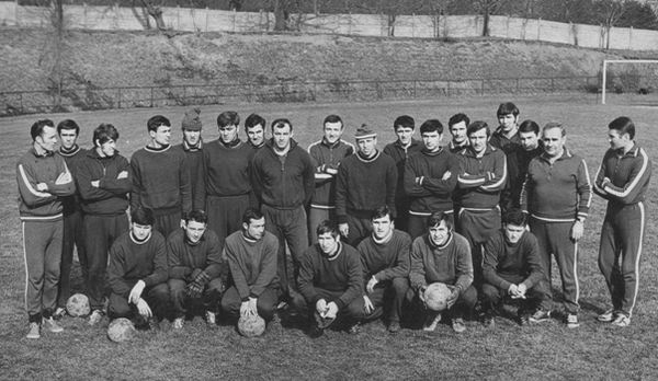 L’équipe réserve du Karpaty Lviv 1971 avec Bogdan Markevych en entraineur avant dernier à droite, et Myron Markevych tête basse rang du bas dernier à droite