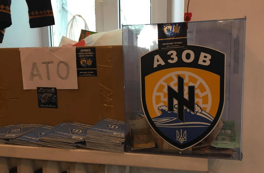 Dans cette caisse, des fonds pour soutenir le bataillon Azov à l'Est, qui comporte de nombreux ultras.