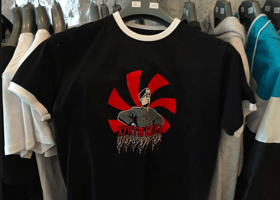 Un tee-shirt, disponible dans le magasin, à l'effigie de Benito Mussolini, le dictateur italien. Pas très Charlie tout ça ...