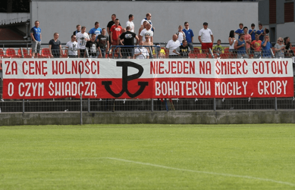 Les supporters du Chrobry Głogów lors du match face au MKS Kluczbork en D2 polonaise