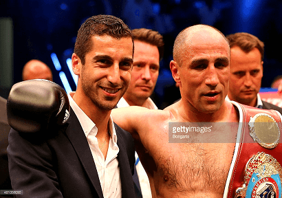 Heno et le champion du monde de boxe Arthur Abraham, autre sportif arménien installé en Allemagne, après une victoire le 18 Juillet 2015.